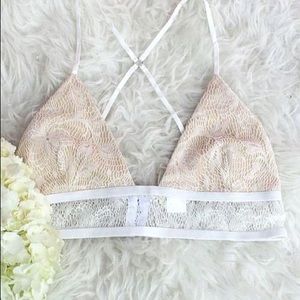 NYTT White Lace Cross-back Bralette!